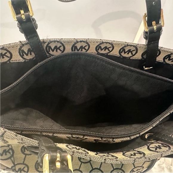 3 PIECE MICHAEL KORS BUNDLE- TOTE, ZIPPY WALLET & DUST BAG. - Picture 8 of 12